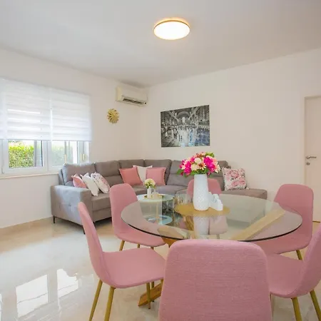 Luxury Vibrass בית הארחה 3*